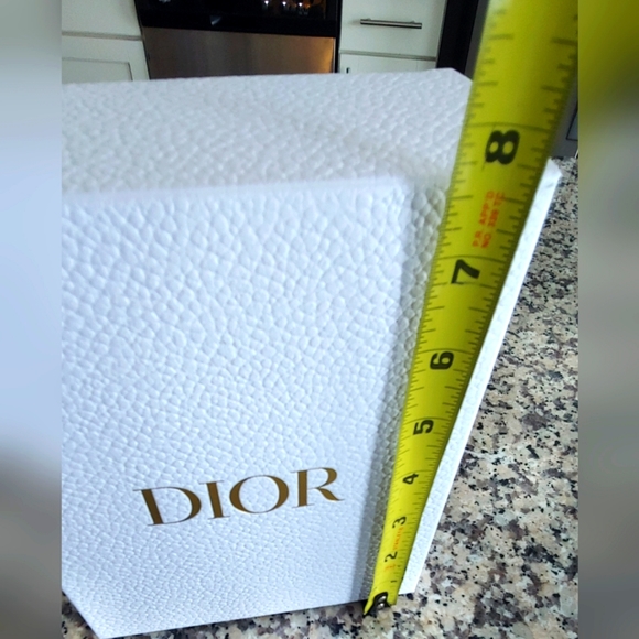 Dior - Textured White Gift Box - Picture 3 of 8